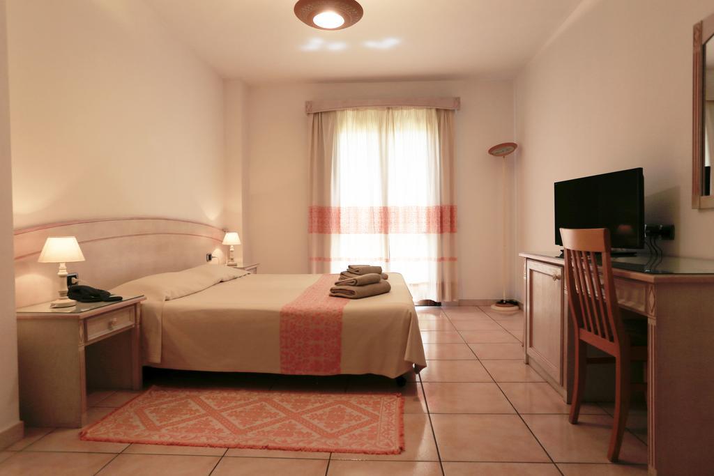 Hotel Delfino Arzachena Exterior photo